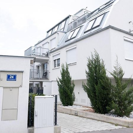 Modern Apartment With Tiny Garden Near City Center Wina Bagian luar foto