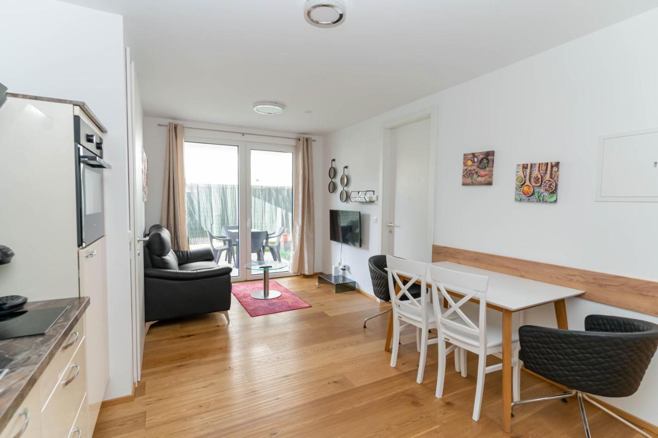 Modern Apartment With Tiny Garden Near City Center Wina Bagian luar foto