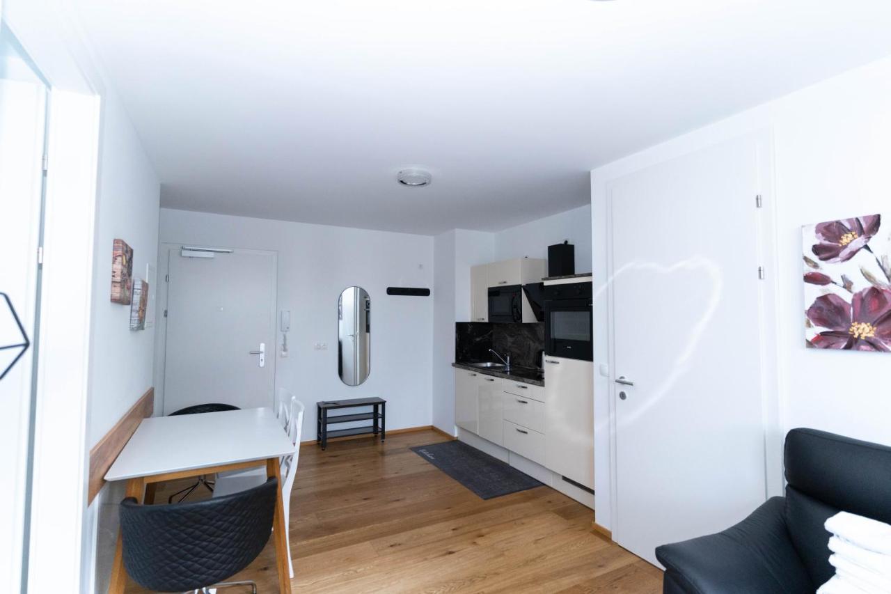 Modern Apartment With Tiny Garden Near City Center Wina Bagian luar foto