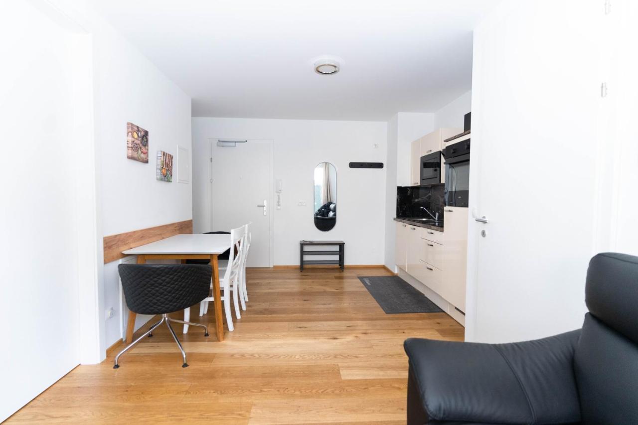 Modern Apartment With Tiny Garden Near City Center Wina Bagian luar foto