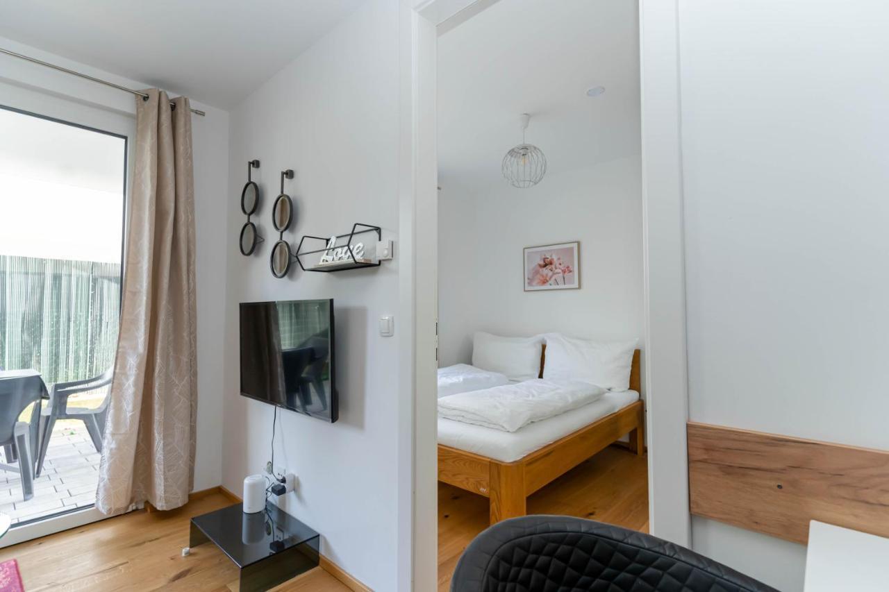 Modern Apartment With Tiny Garden Near City Center Wina Bagian luar foto