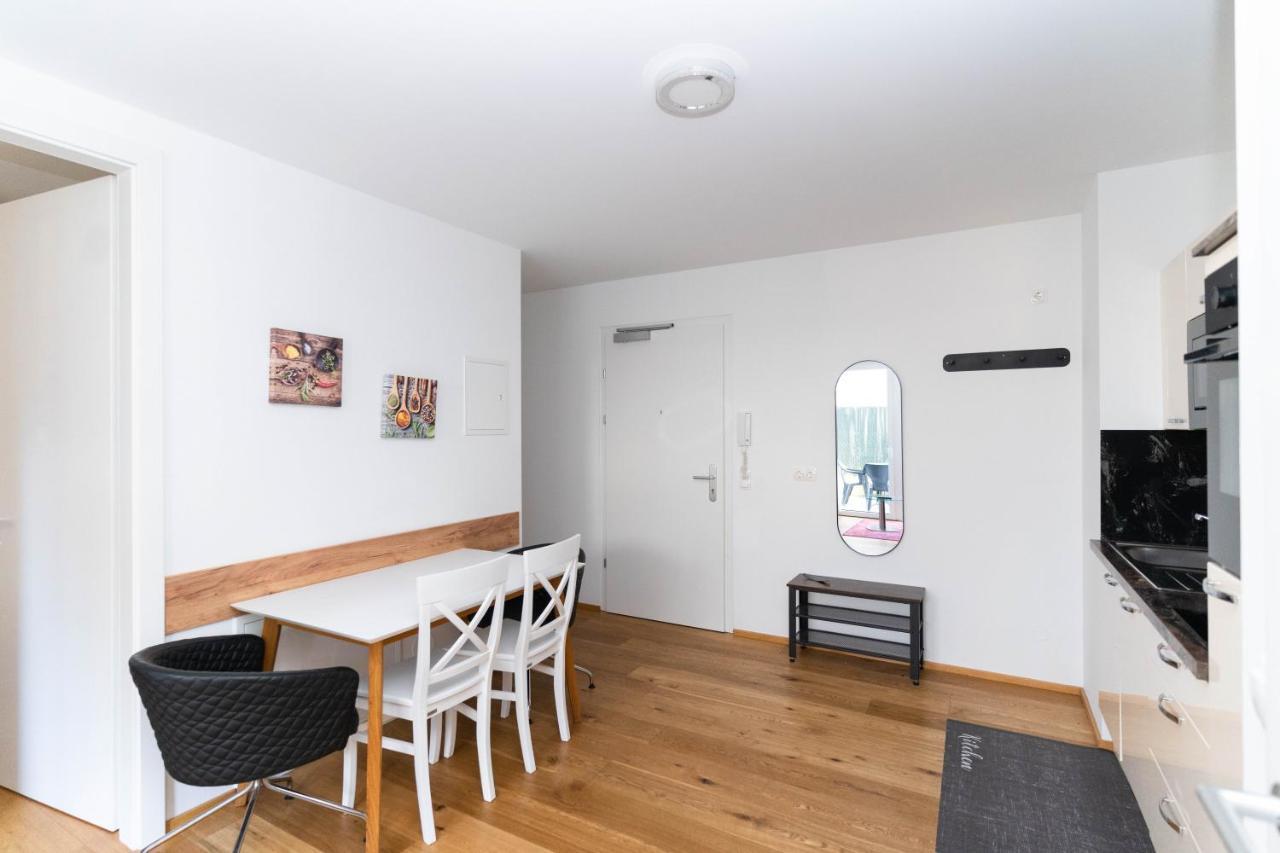 Modern Apartment With Tiny Garden Near City Center Wina Bagian luar foto