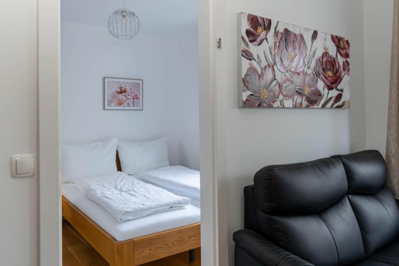 Modern Apartment With Tiny Garden Near City Center Wina Bagian luar foto