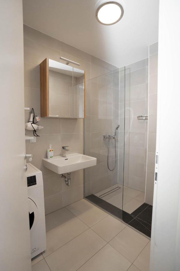 Modern Apartment With Tiny Garden Near City Center Wina Bagian luar foto