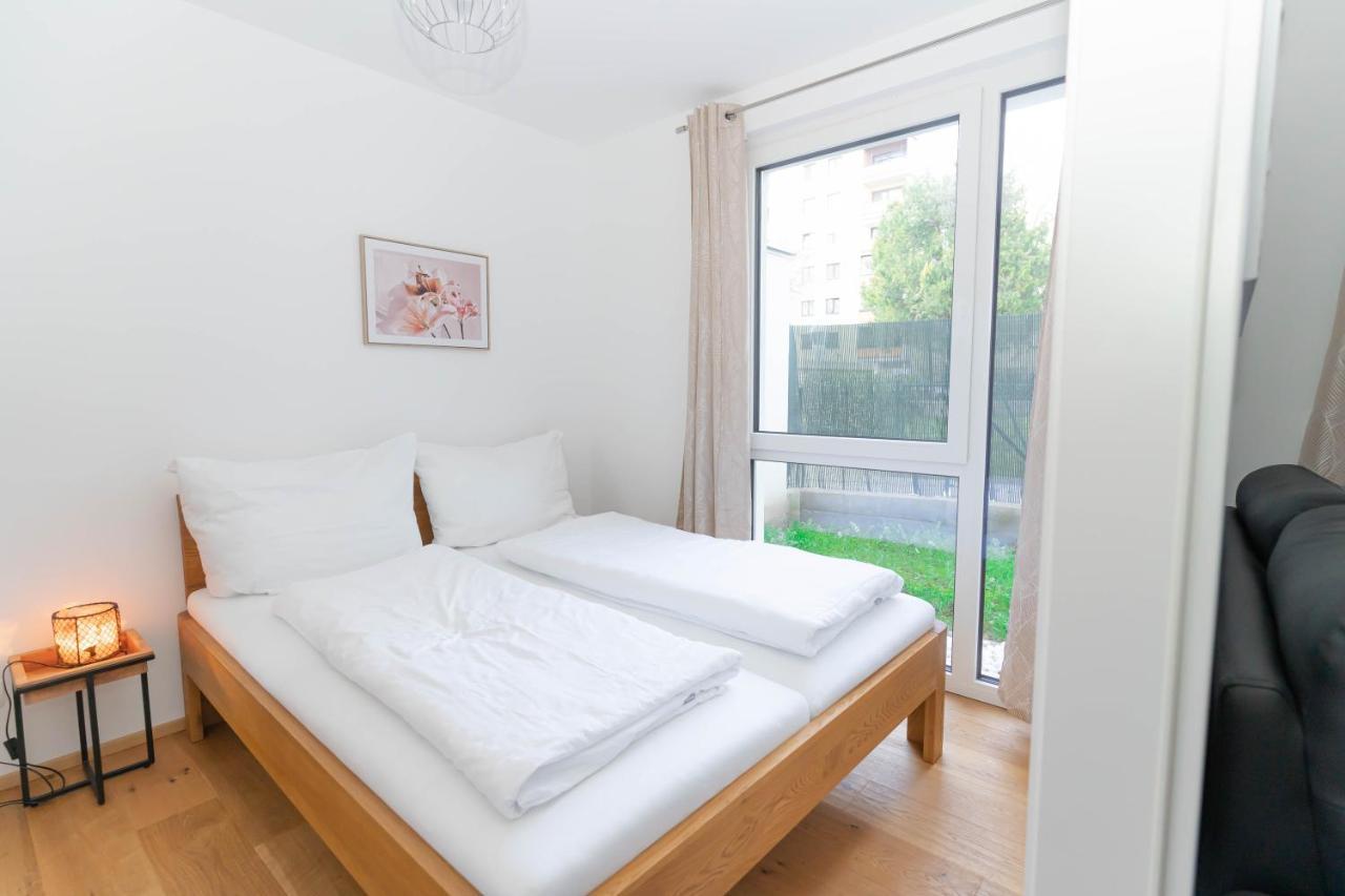 Modern Apartment With Tiny Garden Near City Center Wina Bagian luar foto