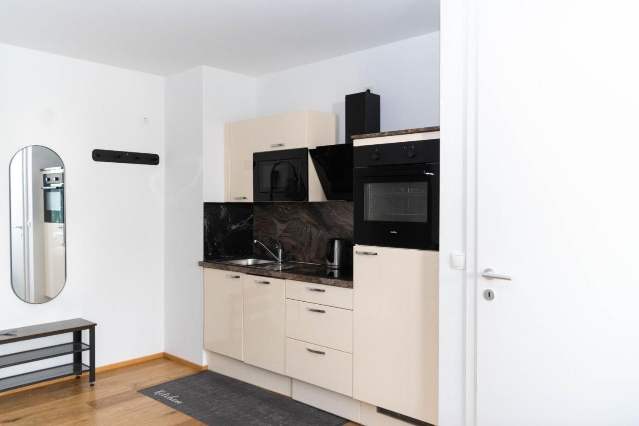 Modern Apartment With Tiny Garden Near City Center Wina Bagian luar foto