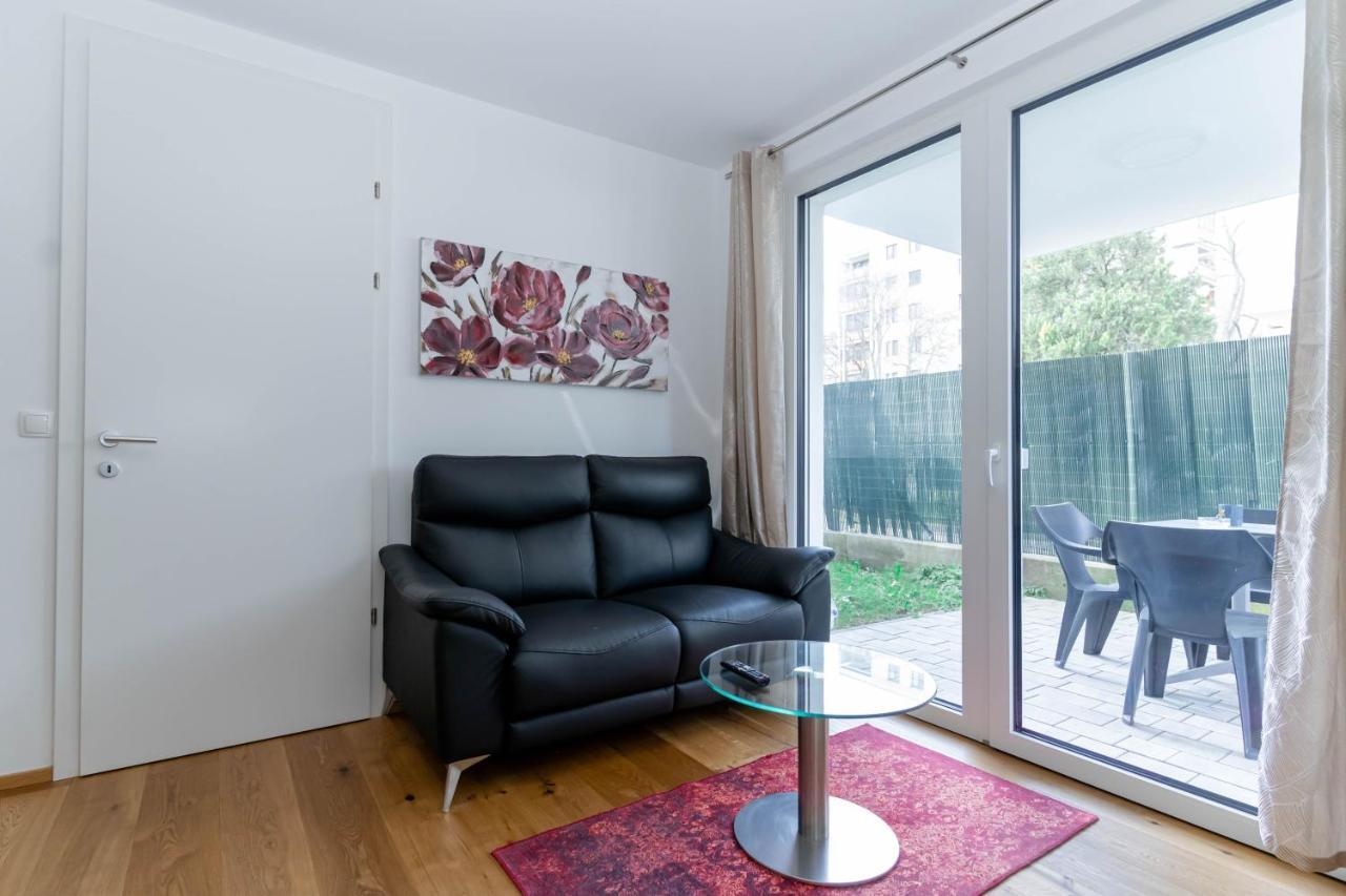 Modern Apartment With Tiny Garden Near City Center Wina Bagian luar foto