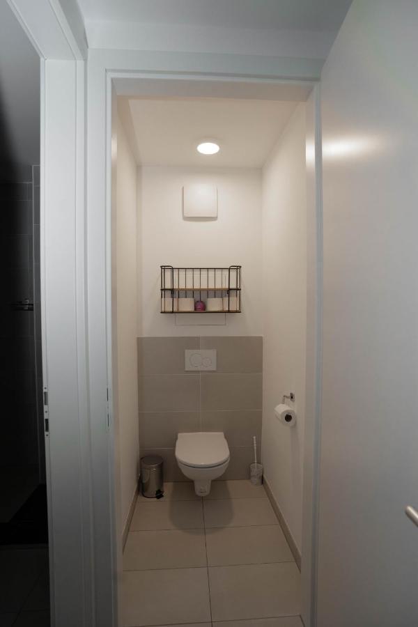 Modern Apartment With Tiny Garden Near City Center Wina Bagian luar foto