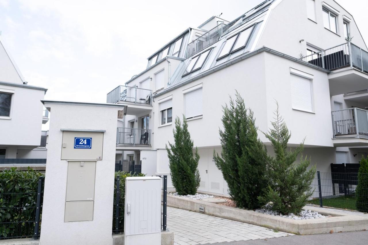 Modern Apartment With Tiny Garden Near City Center Wina Bagian luar foto