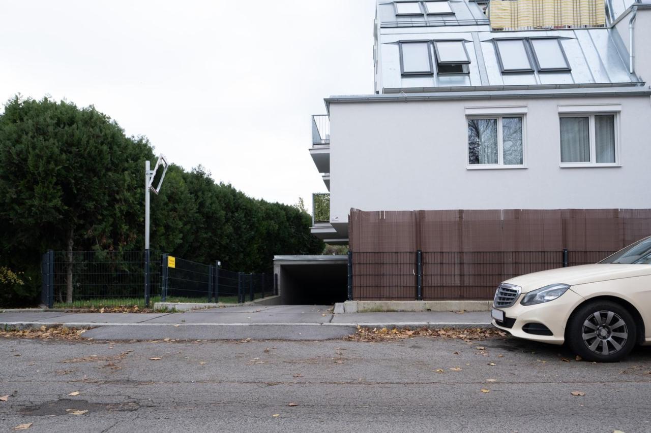 Modern Apartment With Tiny Garden Near City Center Wina Bagian luar foto